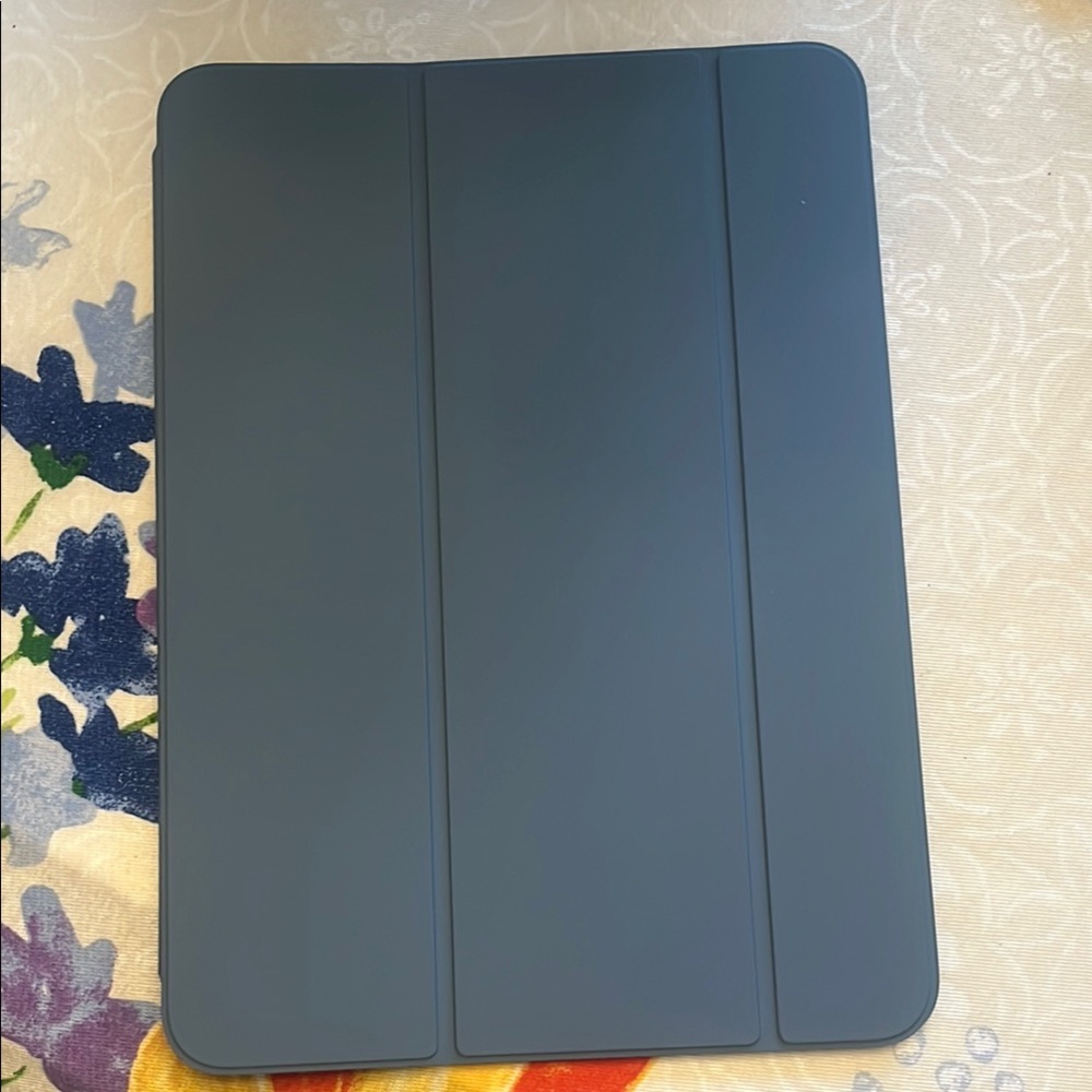 Never used! Apple iPad Case (unsure of iPad size the case will fit)